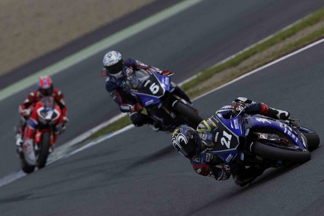 17周目に野左根航汰を交わしてトップに立った中須賀克行