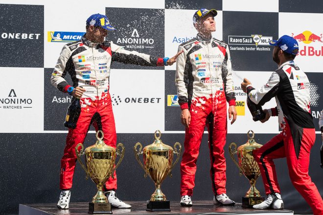 ポディウムでチームメイトからシャンパンで祝福を受けるオット・タナクとマルティン・ヤルベオヤ