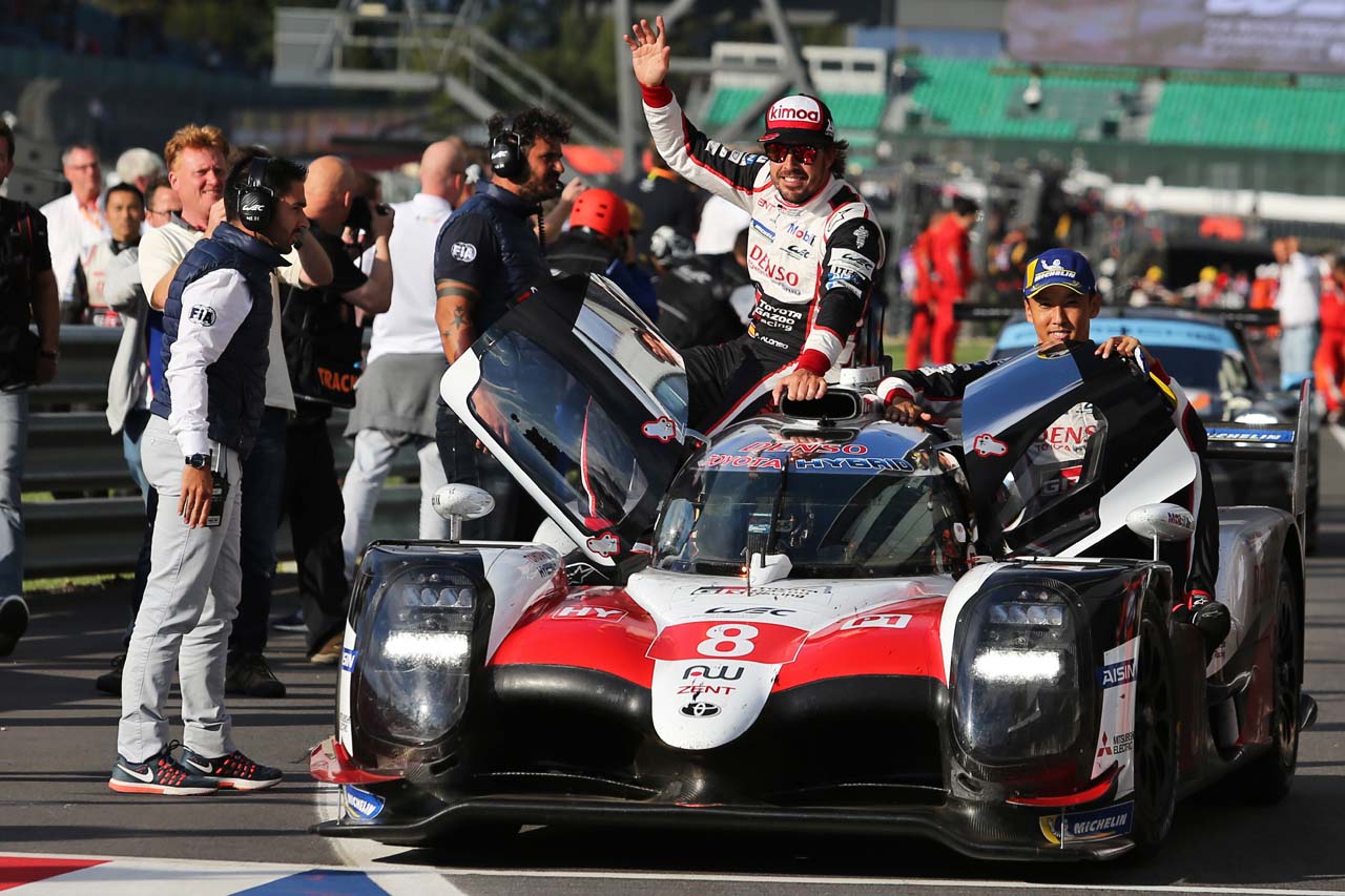 僚友7号車トヨタを逆転しシルバーストン6時間レースのトップチェッカーを受けた8号車トヨタTS050ハイブリッド