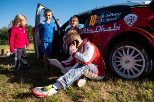 携帯電話でチームと連絡を取るオストベルクのコドライバー、トースタイン・エリクソン