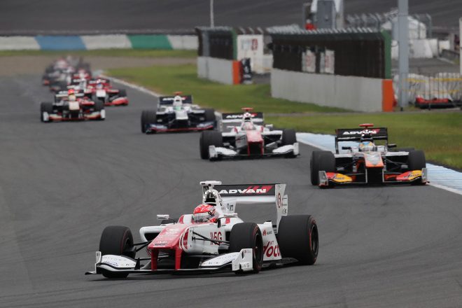 オープニングラップで松下信治（DOCOMO TEAM DANDELION RACING）に交わされた石浦。ここからタイヤをいたわる走りに切り替えた