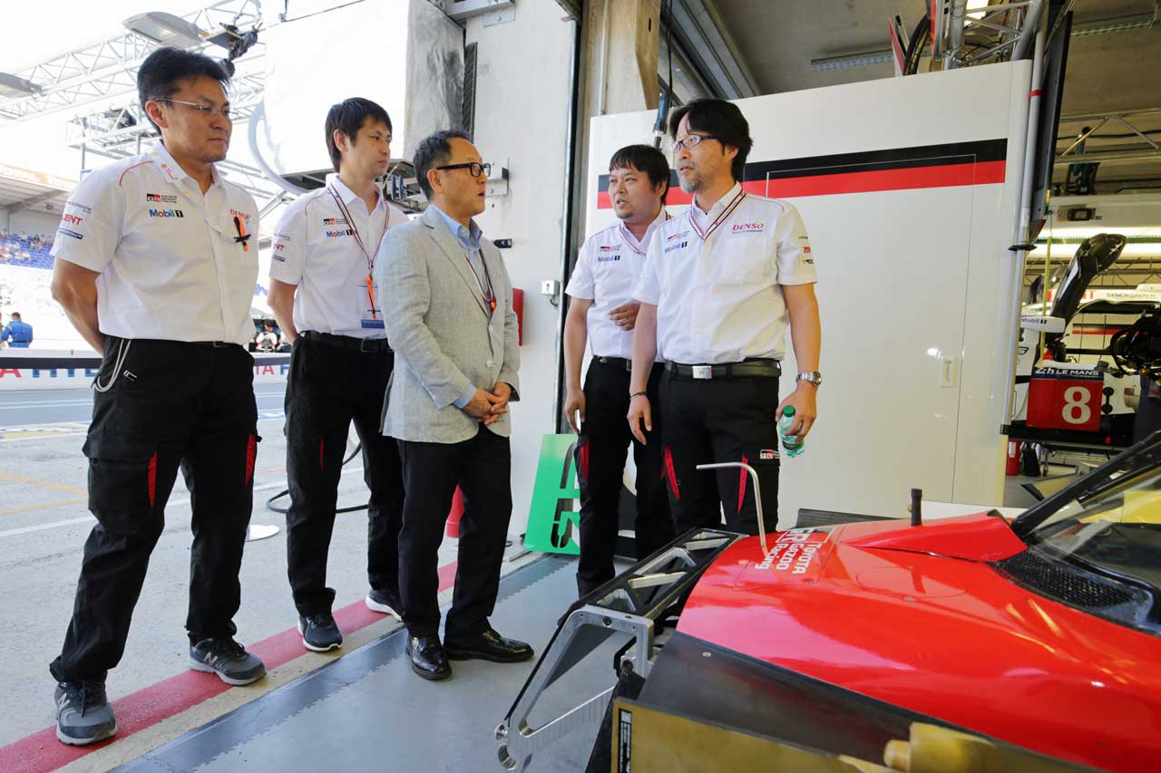 2017年のル・マンでWECの現場を訪れた豊田章男社長