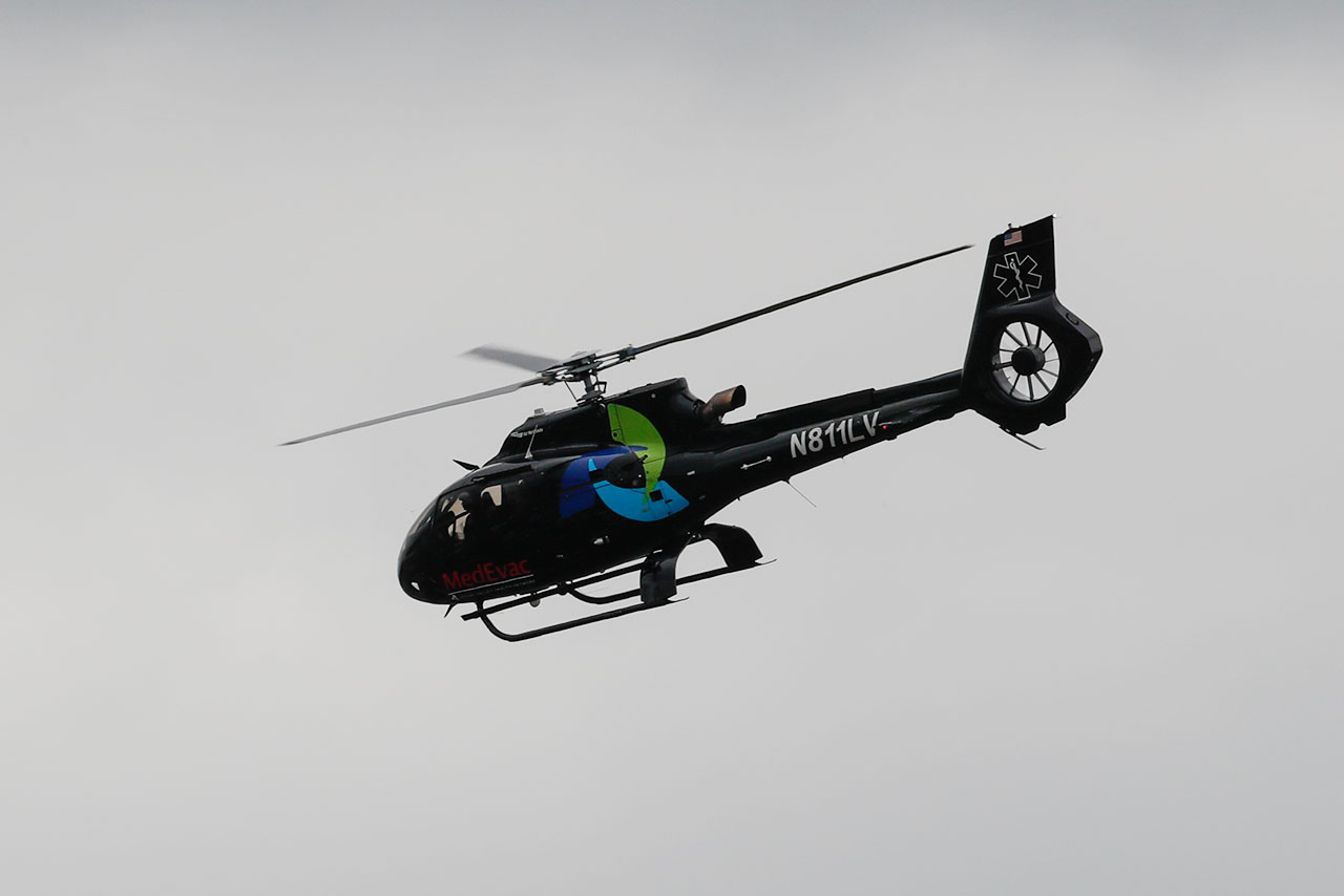 アクシデント後、メディカルチームに救出されたウィケンスはヘリコプターで緊急搬送された