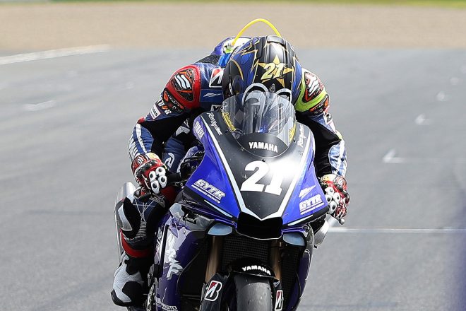 頭をマシンに埋めてチームの基へと戻る中須賀克行