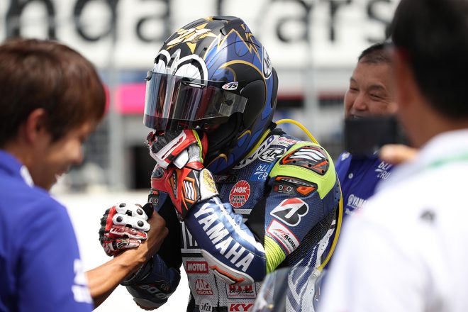 ヘルメットのバイザーを上げて涙をぬぐう姿も