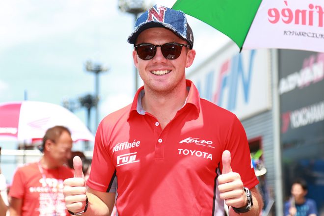 プレゼントされた帽子をかぶるニック・キャシディ