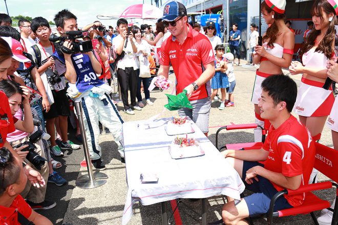 KONDO RACINGのピットではニック・キャシディと山下健太の誕生日を祝っていた