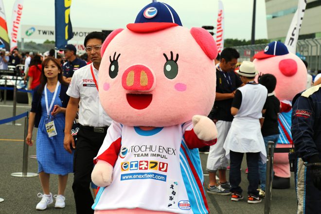 口を開けて笑っている方が男の子のエネぷぅ