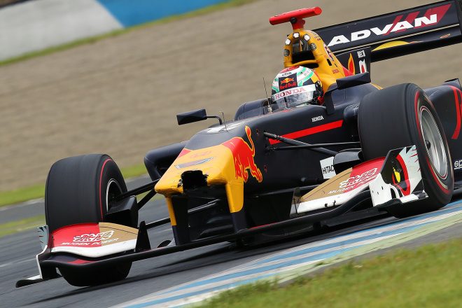 フロントノーズを損傷した福住仁嶺のマシン