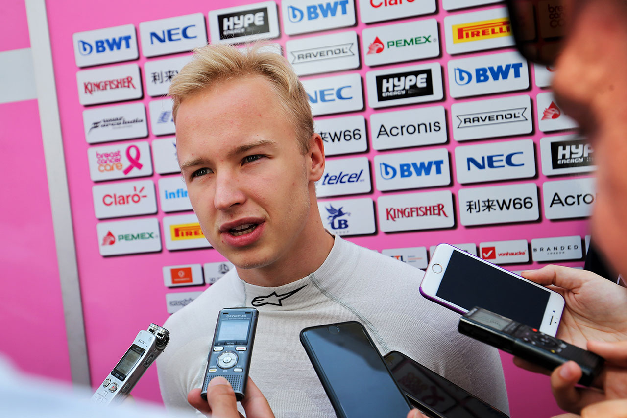 パネルには多くのスポンサーロゴが掲出されていたが……（写真はインシーズンテストのもの）