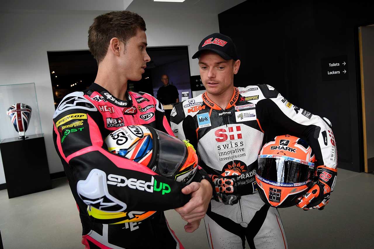 ともにイギリス人ライダーのケント（左）とロウズ（右）