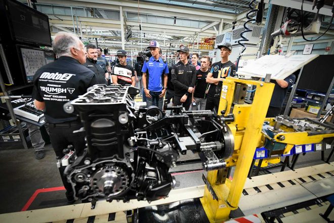 来季のMoto2エンジンを見学するライダーたち