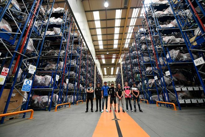 トライアンフの巨大な工場。さまざまなパーツが保管されているようだ