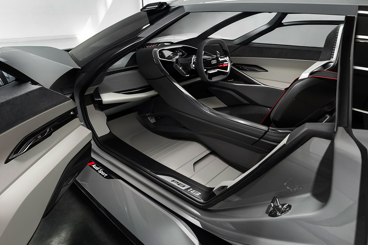 コクピットはスライド式で移動可能