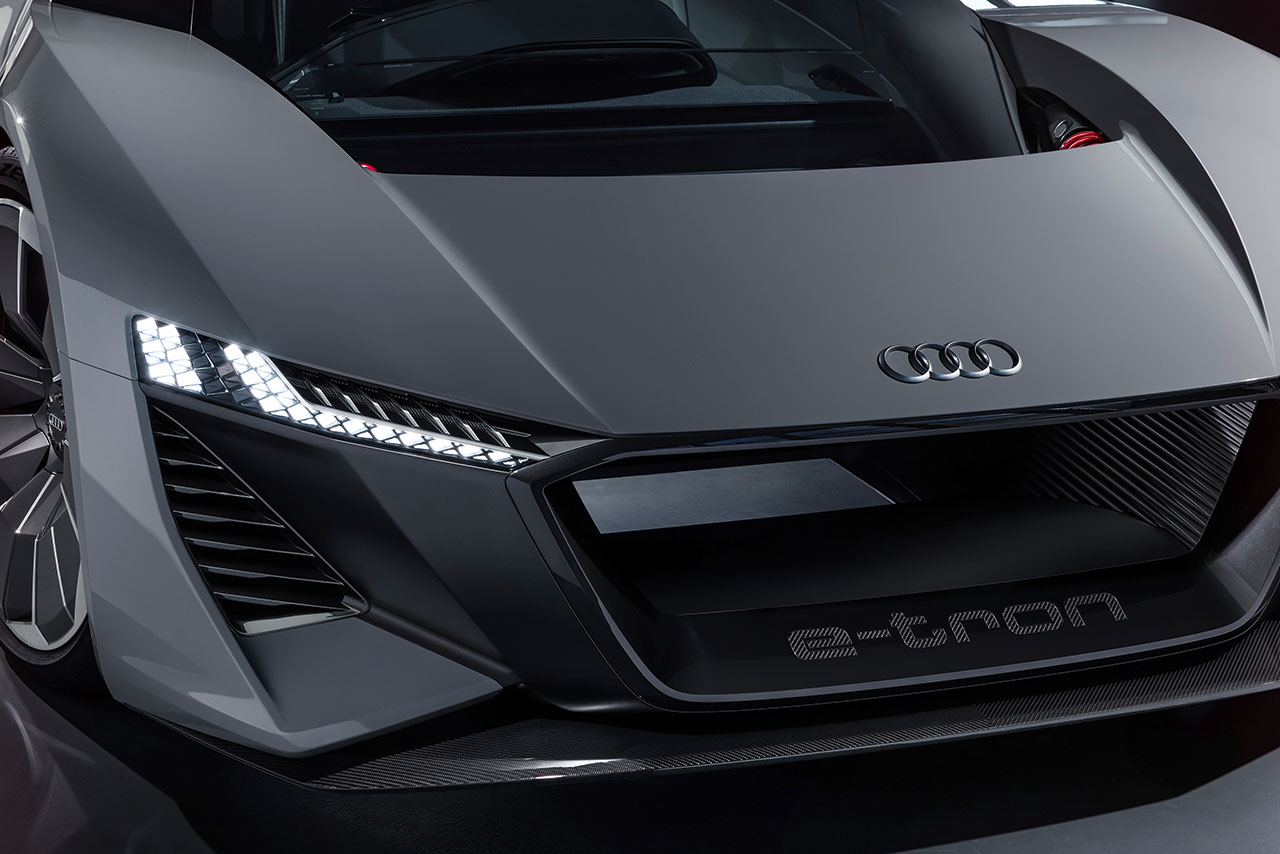 ヘッドライトはR18譲りのレーザーハイビーム