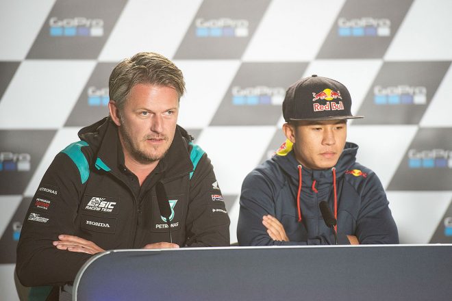Moto2クラスに参戦するカイルール・イダム・パウィ（右）と監督を務めるヨハン・スティゲルト氏（左）