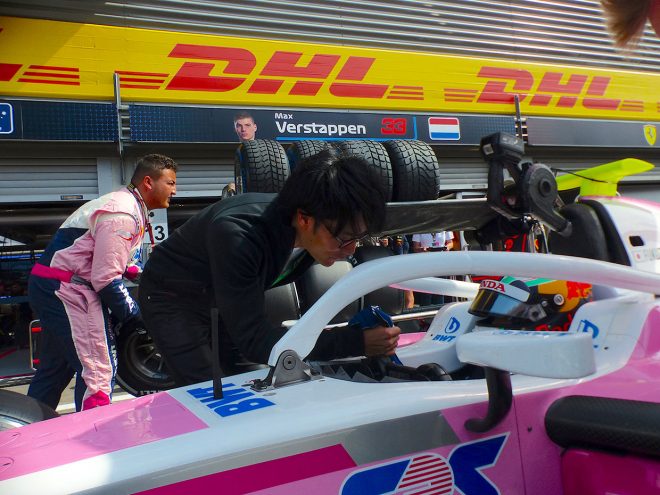 2018年F1第13戦ベルギーGP　F2の福住仁嶺を激励する松下信治