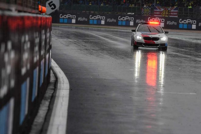 レースディレイの間、セーフティカーが数度、コースに入りコンディションを確認した