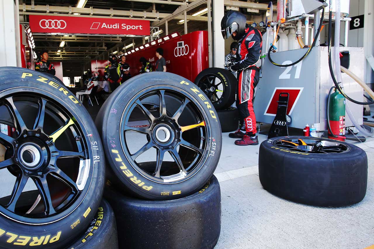 Audi Team Hitotsuyamaのピット前に置かれたピレリP ZERO DHD2タイヤ