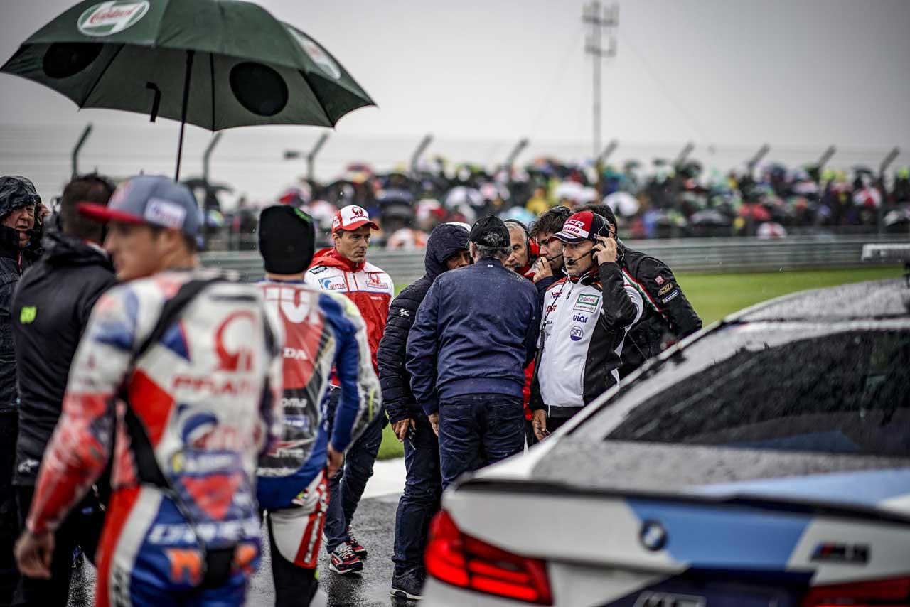 サイティングラップ後に路面状況を伝えるライダー