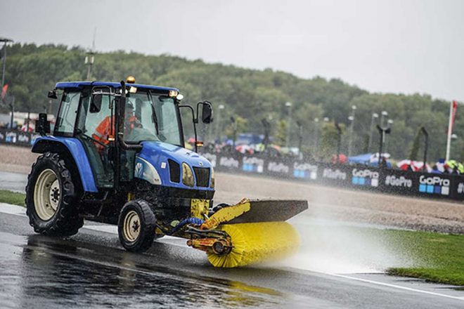 路面の排水作業をするクルー