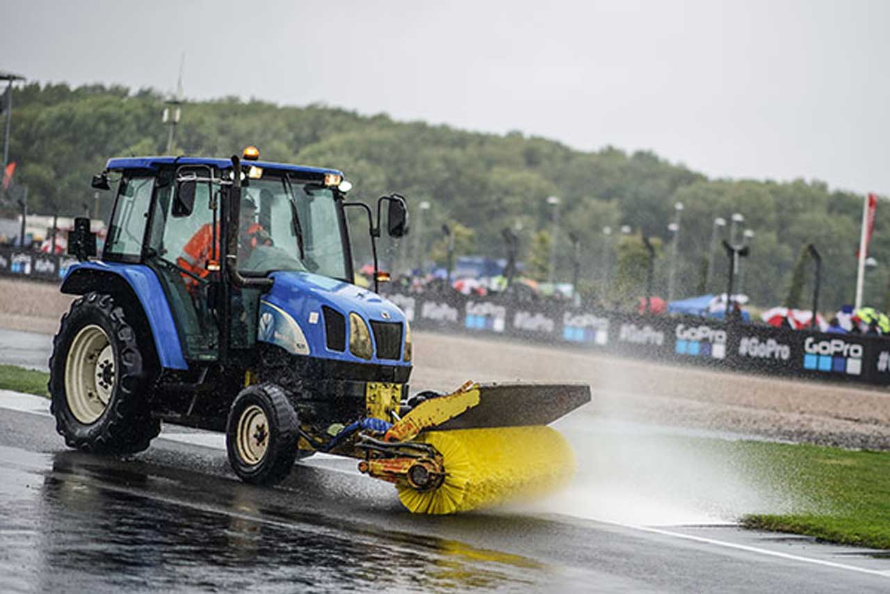 路面の排水作業をするクルー