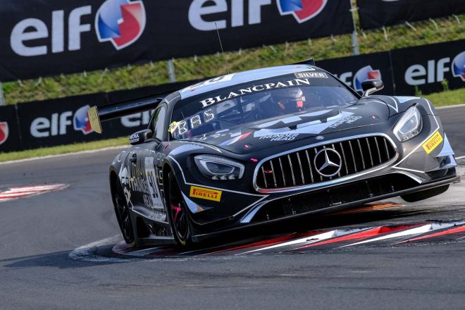 レース1のポールポジションを獲得したAKKA ASPチームの90号車メルセデスAMG GT3