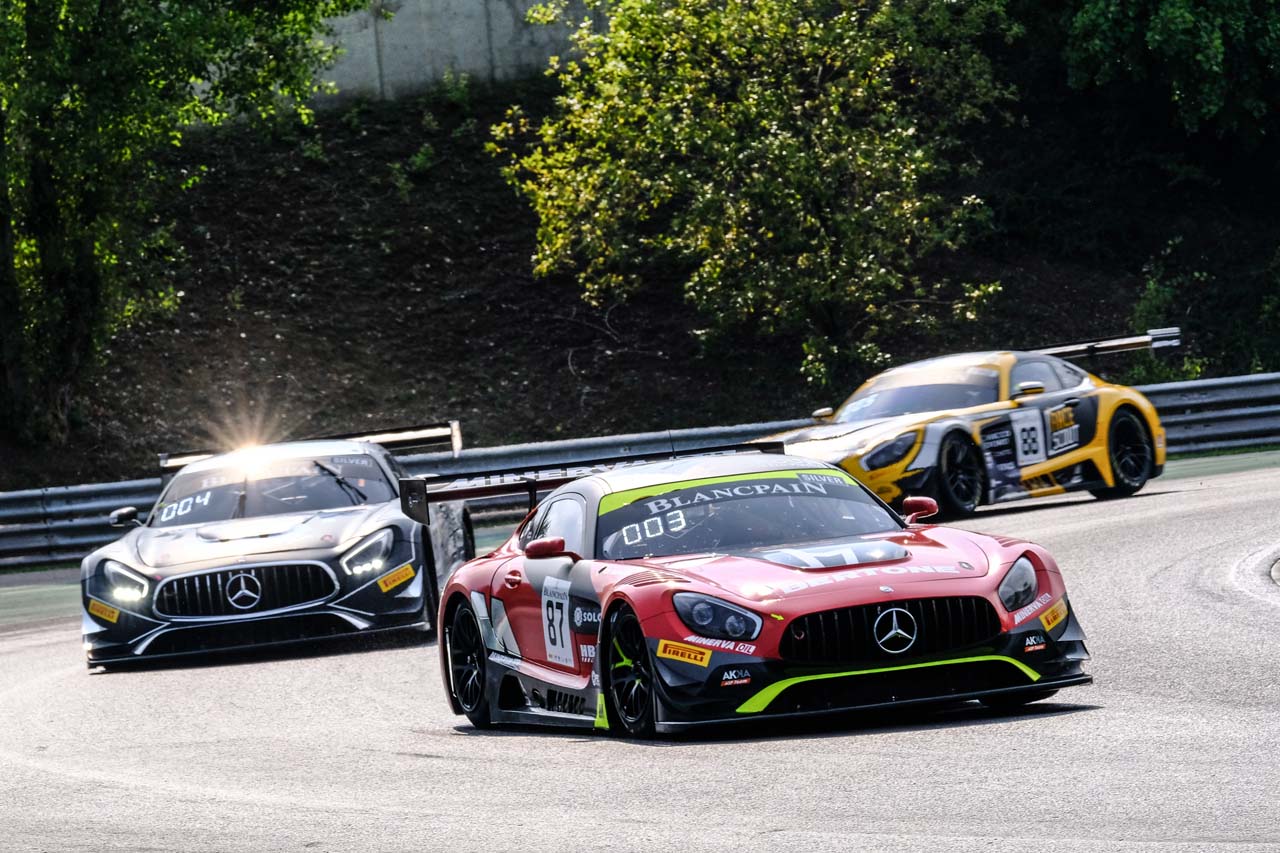 3位表彰台を獲得したAKKA ASPチームの87号車メルセデスAMG GT3