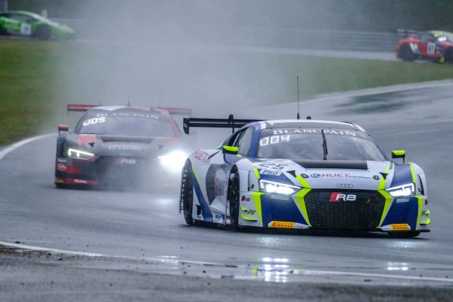 1号車アウディを逆転して2位に入ったサンテロック・レーシングの25号車アウディR8 LMS