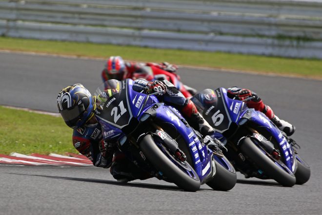 中須賀は終盤にチームメイトの野左根を交わすと、そのままトップでチェッカーを受けた