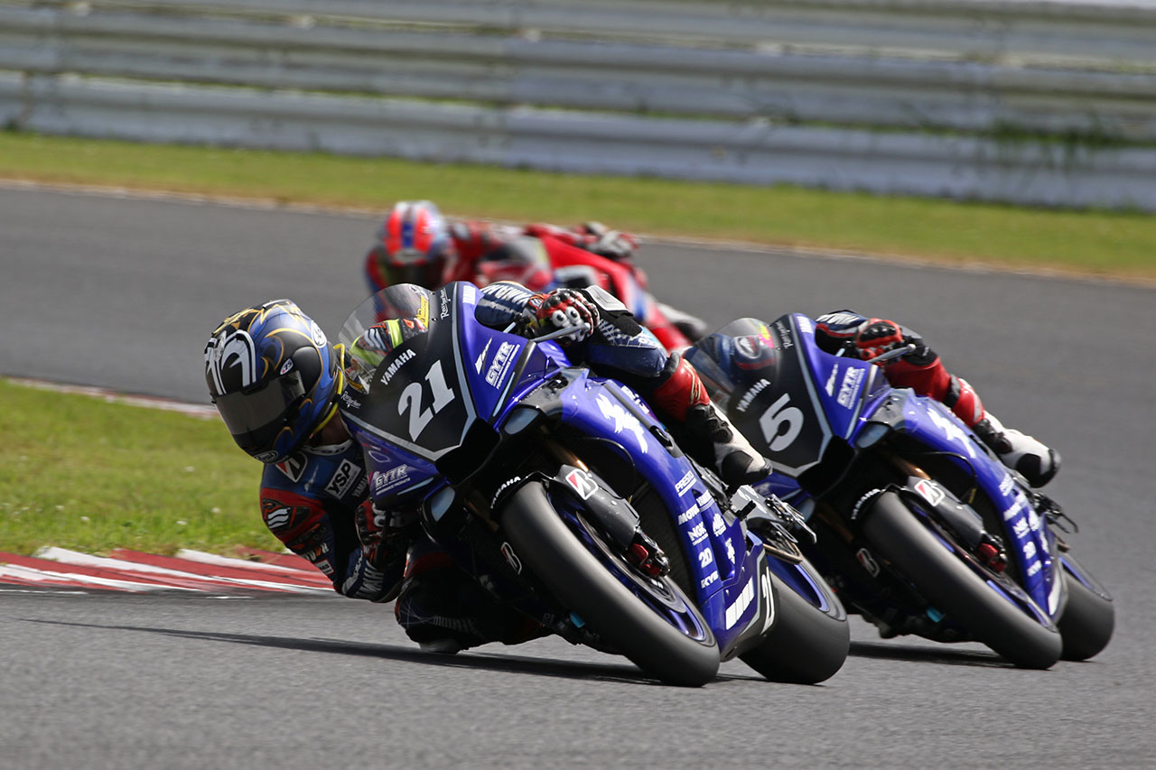 中須賀は終盤にチームメイトの野左根を交わすと、そのままトップでチェッカーを受けた