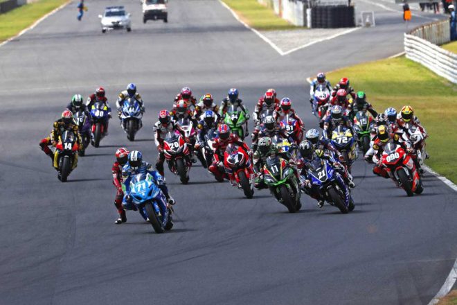 ホールショットを獲った加賀山就臣