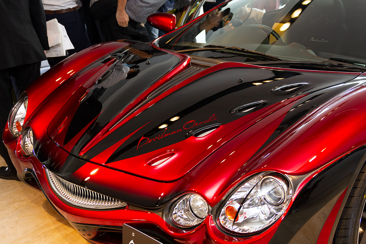 ボンネットには『Devilman Orochi』の文言もあしらわれる