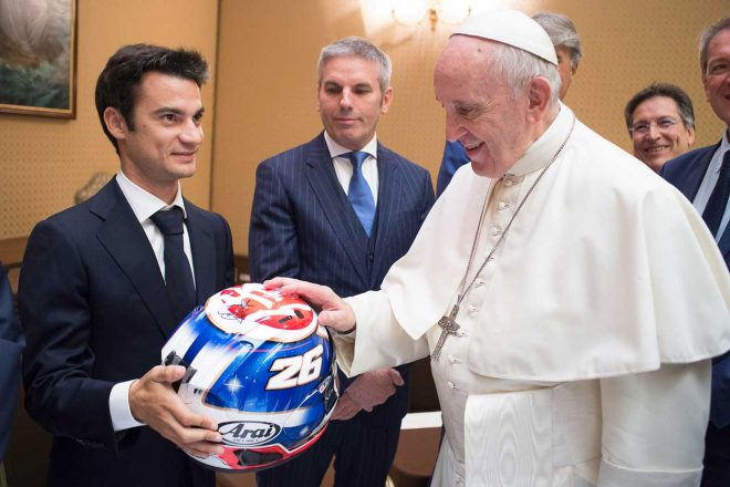 ローマ教皇にヘルメットを見せるダニ・ペドロサ
