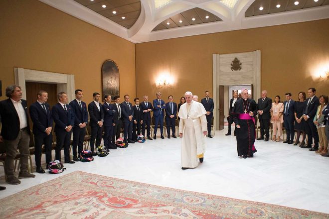 MotoGPの代表団がバチカン市国を訪問