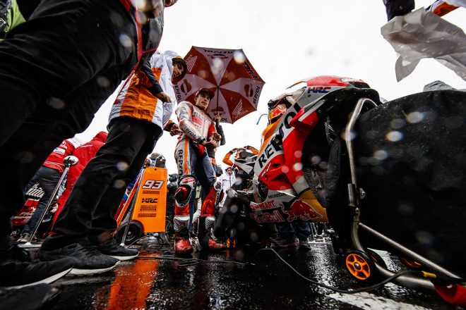 グリッドにつく各ライダーたち