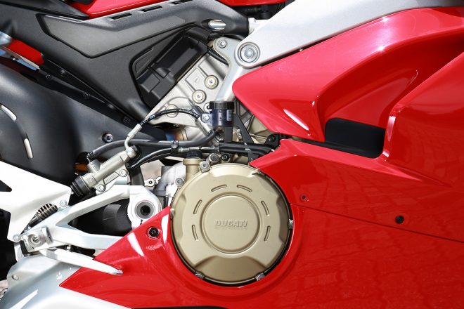 熱対策としてパニガーレV4には気筒休止システムが備わっている。これはエンジンの冷却水温度が85度以上でギヤがニュートラルになると後の2気筒が止まるという仕組みだ。それでも夏場の熱は相当なものだった。