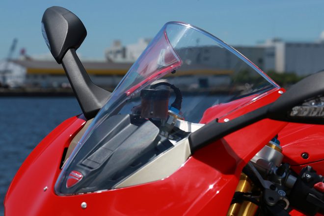フロントスクリーンはクリアでコンパクト。伏せるとしっかりと風を防いでくれる。