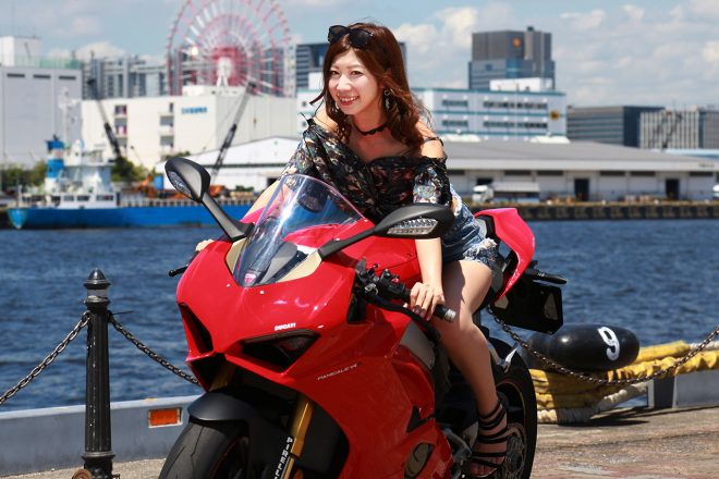 ドゥカティ・パニガーレV4 Sに跨る生田ちむさん