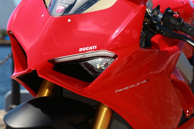 シャープなフロントカウルの奥に見えるLEDヘッドライト