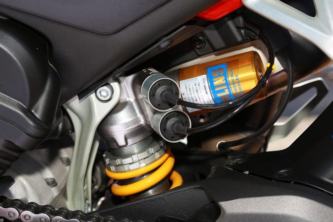 リヤにもオーリンズ製の電子制御サスペンションを装備