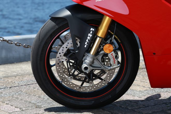 ホイールは前後ともアルミニウム合金3本スポークホイール。タイヤはピレリのディアブロ・スーパーコルサSPを標準装着している。フロントのサイズは120／70 ZR17。