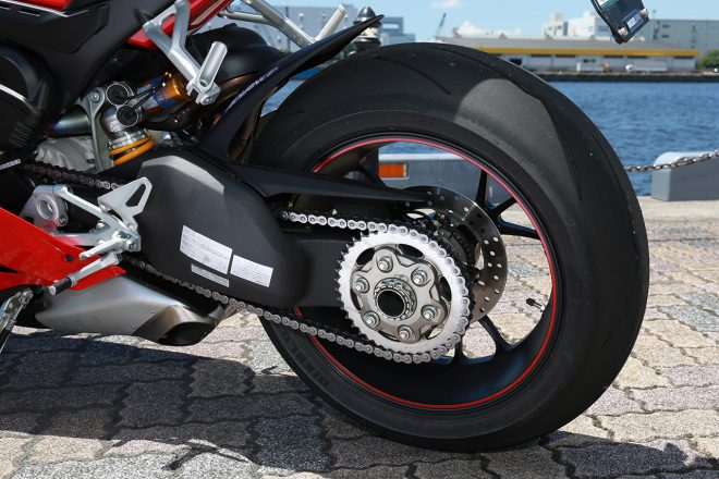 スイングアームは片持ち