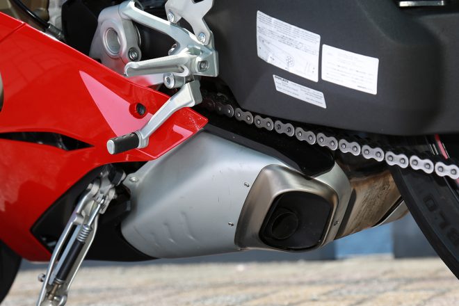 サイドにも排気口が備わっている