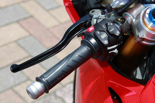 左ハンドルレバーにはモード切替スイッチなどが備わっている。