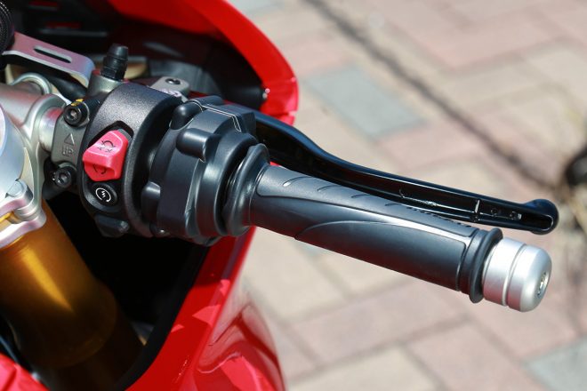 右ハンドルレバーにはエンジンスターター。アクセルはフライバイワイヤー方式でケーブル類はなくすっきりしている。