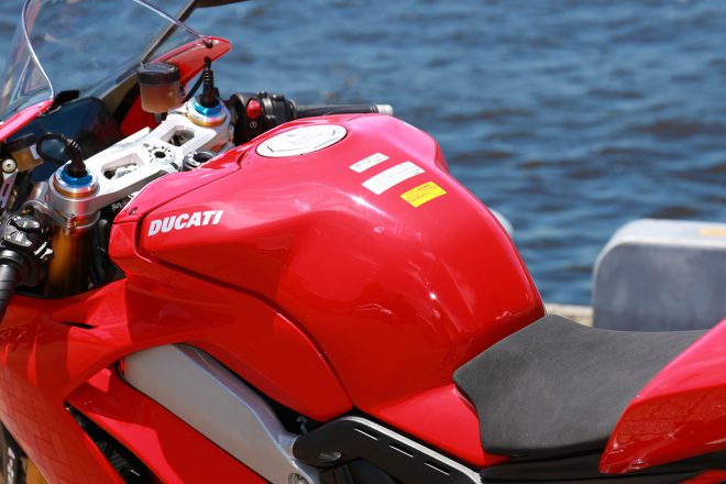 タンクはアルミニウム製。V型4気筒となっても驚くほどスリムだ。タンク容量は16リットル。