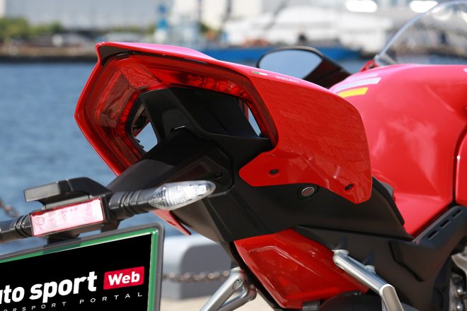 リヤテールは空気を抜くザイン。テールランプもLEDとなっている。