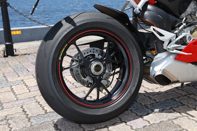 リヤタイヤのサイズは200／60 ZR 17と国内スーパースポーツよりも大きい。