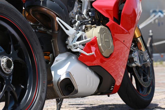 エキゾーストは車体と一体化しているデザイン